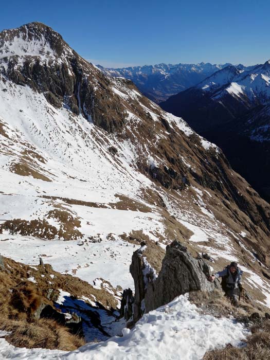 ... zum Südostgrat der Ogasilspitze, der anfangs scharfe Zähne auf steilem Gras zeigt