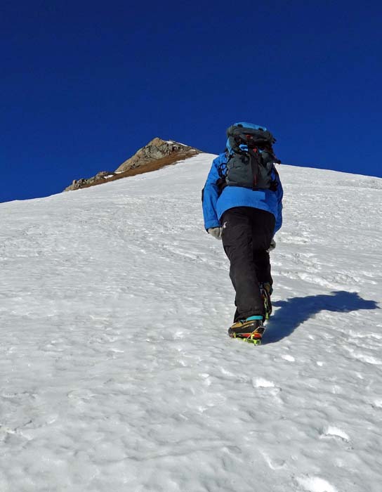 auf etwa 2600 m verbreitert sich der Südostgrat vorübergehend zu einer gut 30° steilen Firnflanke