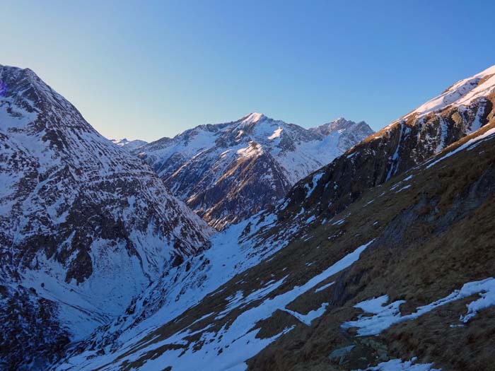 auf dem Rückweg über den Wiesenberg; links die Nordschulter des Großschober, in Bildmitte Hohes Kreuz, daneben Daberspitze und Tredeberspitze