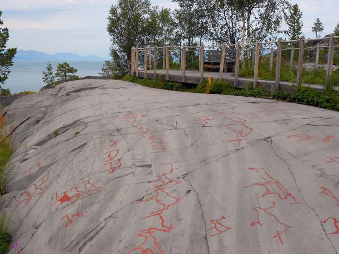 Holzstege und Aussichtsplattformen führen zu den eindrucksvollsten Felsbänken, viele der Petroglyphen sind mit rotbrauner Farbe ausgemalt, um sie besser hervorzuheben