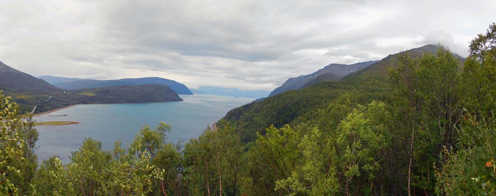 über einen Straßensattel gelangen wir in die Provinz Troms; wir wenden uns dem rechten Bergmassiv zu, das sich soeben in Wolken gehüllt hat