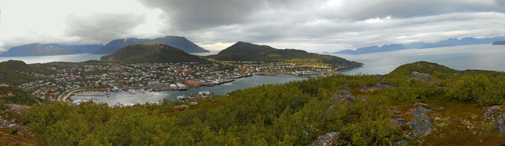 Blick vom Stussnes auf den Hafenort und die vorgelagerten Inseln im NW