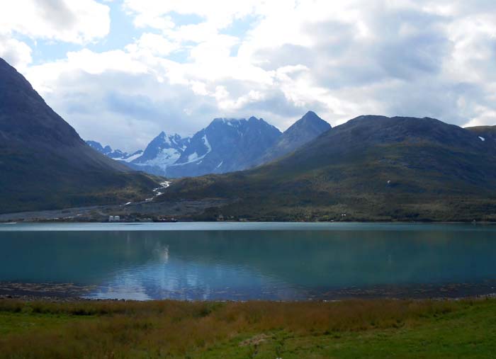 der direkte Weg nach Tromsø über die RV91 benutzt zweimal die Autofähre, spart viele Kilometer und führt mitten durch die Lyngenalpen; Blick über den Kjosenfjord nach S ins Zentralmassiv