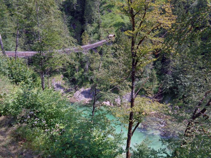 auf einer 65 m langen Hängebrücke - 20 m über den reißenden Wassern - überqueren wir die Salza und gelangen in wenigen Minuten ...