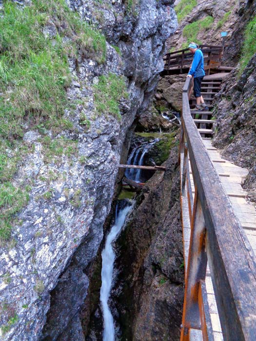 ... zum Einstieg der engen Klamm; an schönen Wochenenden kann es hier am Steig ganz schön eng werden