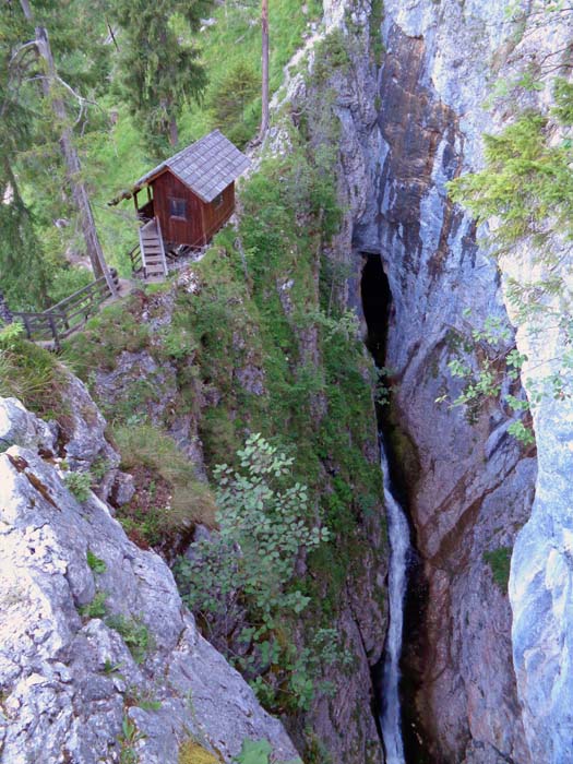 ... zur 2008 errichteten Aussichtskanzel mit direktem Blick zur riesigen Quellöffnung