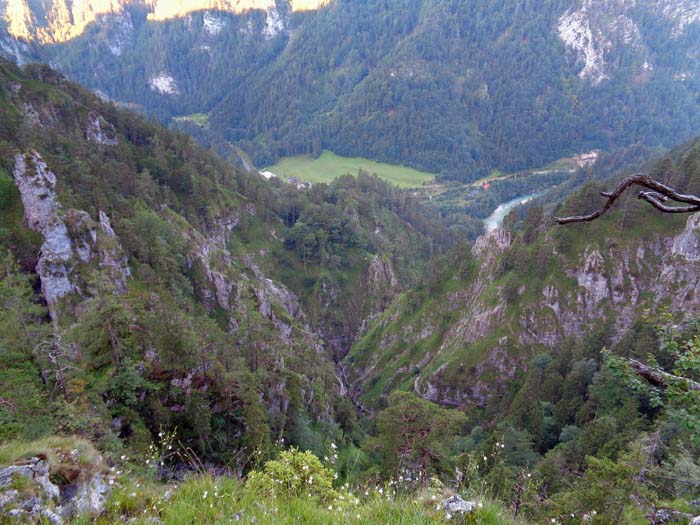 Tiefblick von der Aussichtskanzel über die Schlucht ins Salzatal