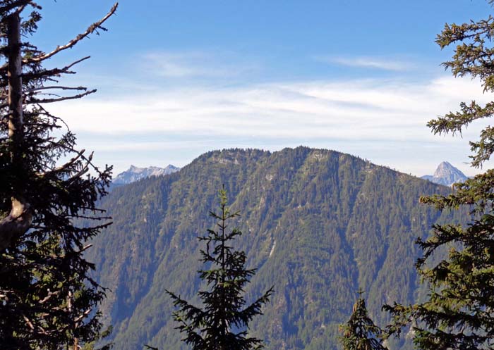 genau gegenüber im Süden das Stangl, ein beliebter Schitourenberg der Locals; die kecke Nase rechts hinten ist der Lugauer in den Gesäusebergen