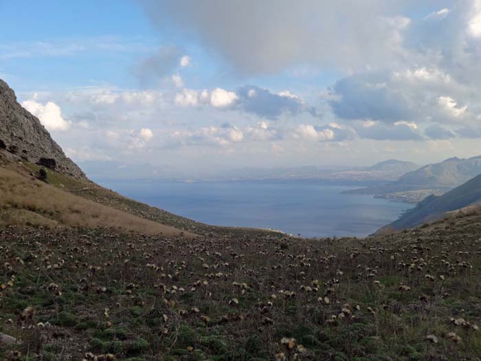 im breiten Sattel zwischen Monte Acci (links) und Monte Passo del Lupo, darunter der Golf von Castellammare