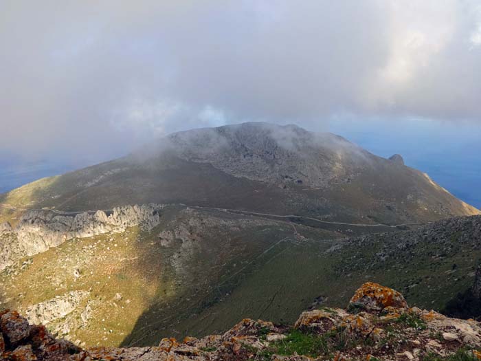 kurz unterm Gipfel des Lupo; im NO über dem gleichnamigen Pass der Monte Acci, dessen Gipfelgrat sich in leichter Kletterei überschreiten lässt