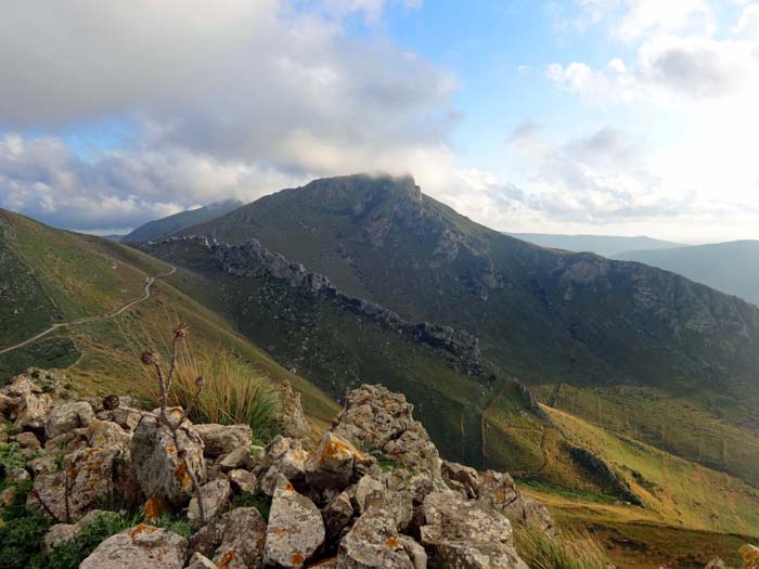 ... auf den Monte Sauci; Rückblick auf Speziale und Lupo (Bildmitte)