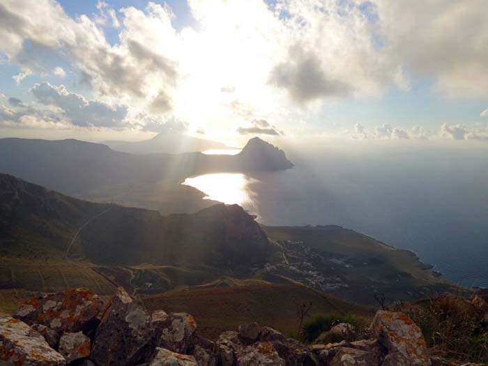 die Sonne steht schon tief, wir müssen uns sputen; in Bildmitte der Monte Còfano, der vielleicht interessanteste Aussichtsberg der gesamten Nordküste