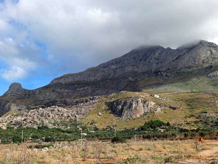 der Pizzo di Sella von Westen, unterhalb der Bildmitte der Klettergarten Valanga; ein Abstieg aus dem Sattel zwischen dem Zwillingsgipfel ist möglich, aber nicht sehr empfehlenswert; ganz links der Cozzo Mondello