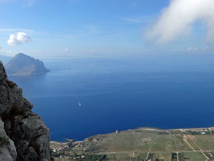 etwas tiefer wird die Sicht wieder besser: am oberen Nordgrat des Pizzo, unten der Torre Isulidda, links der Monte Còfano 