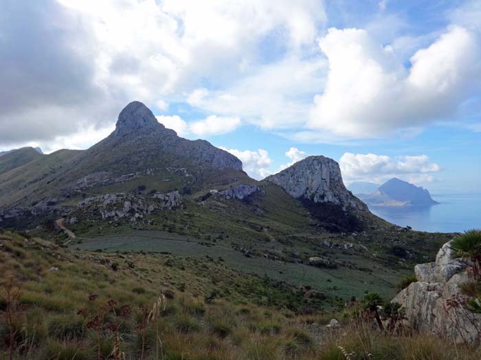 knapp unterhalb des Monte Monaco; der Nordgrat des Pizzo di Sella wirkt von hier viel abschreckender, als er in Wahrheit ist