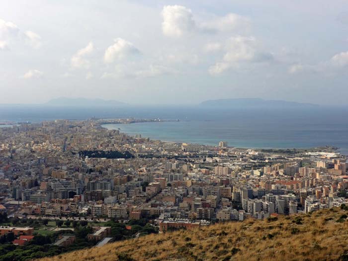 Blick von den Hängen des Monte Erice auf Trapani an der Westspitze Siziliens