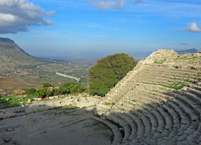 vom Theater in Segesta blickt man hinaus bis zum Golf von Castellammare