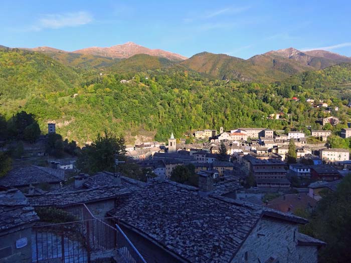 Fiumalbo, der letzte größere Ort an der Auffahrt von Modena zum Passo Abetone am Hauptkamm des Apennin; die schiefergedeckten Hausdächer erinnern an die Bergdörfer auf der Insel Thassos in der nördlichen Ägäis (s. Archiv Bergsteigen unter Ypsárion - Profitis Ilías)