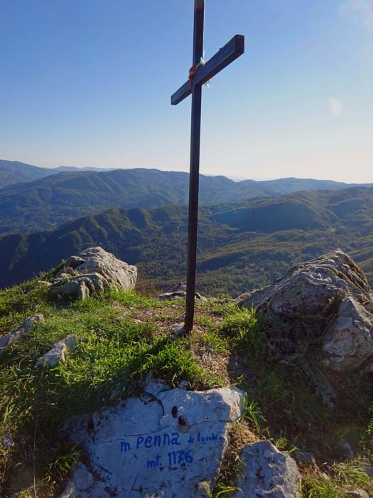 Gipfelkreuz mit Blick gegen Osten