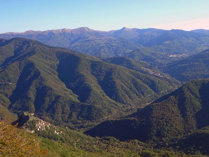 Blick vom Gipfel hinunter auf das namensgebende Dorf und das Knie im Oberlauf der Lima hinauf zum Passo Abetone