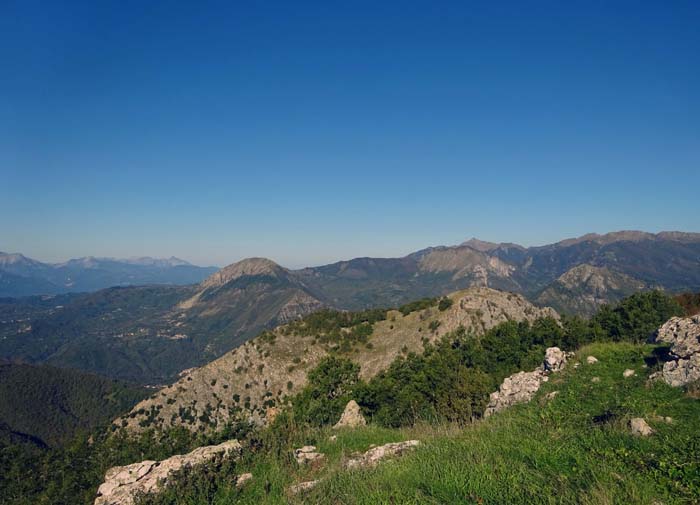 im Nordwesten der 25 m niedrigere Monte Memoriante - unser nächstes Ziel - und genau darüber ganz hinten der gestern bestiegene Monte Rondinaio am Hauptkamm