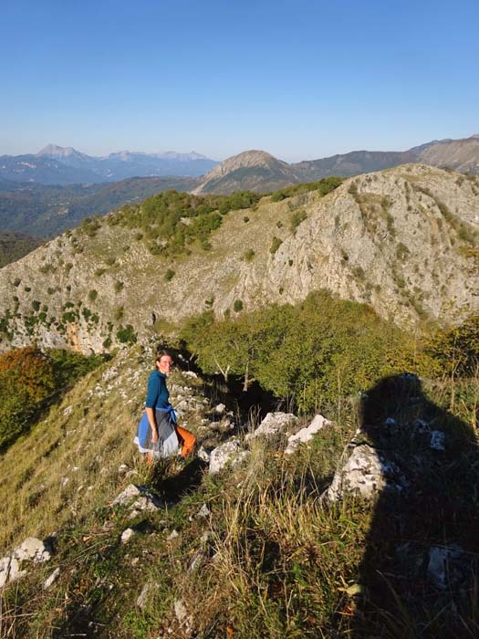 Abstieg am Penna-Nordkamm; der gegenüber liegende Aufstieg erfolgt schnurgerade durch die dreieckige Memoriante-Südwand, der etwas leichtere Abstieg im Bogen links davon