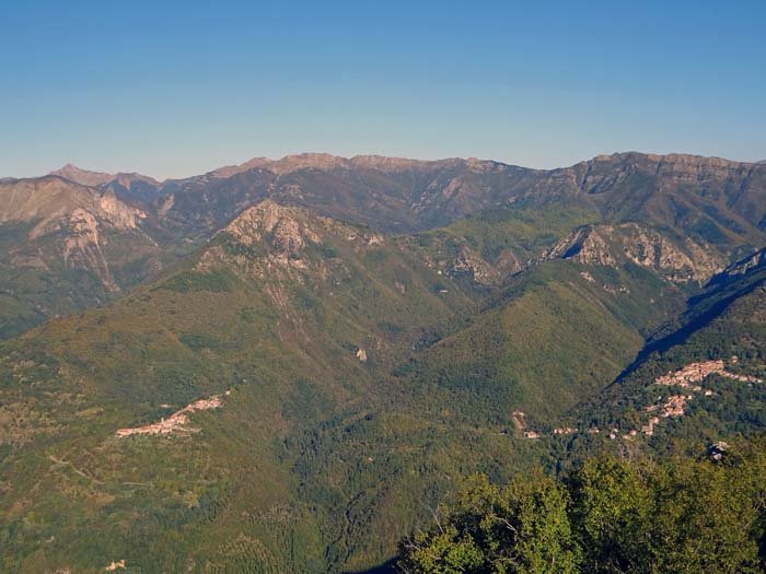 Gipfelblick gegen Norden auf die beiden Dörfer Limano und Vico Pancellorum, ganz links hinten wieder der Monte Rondinaio