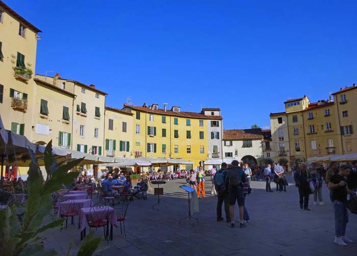 sehr zu empfehlen ein Zwischenstopp in Lucca: auf der ovalen Piazza del Mercato stand einst ein römisches Amphitheater, bis die Anwohner dessen Steine für die eigenen Häuser verbauten