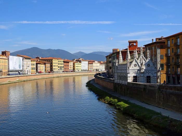 natürlich sollte man auch Pisa gesehen haben. Das Kirchlein Santa Maria della Spina am Arno wurde um 1325 eigens zur Aufbewahrung einer wertvollen Reliquie erbaut: eines Dorns der Christuskrone