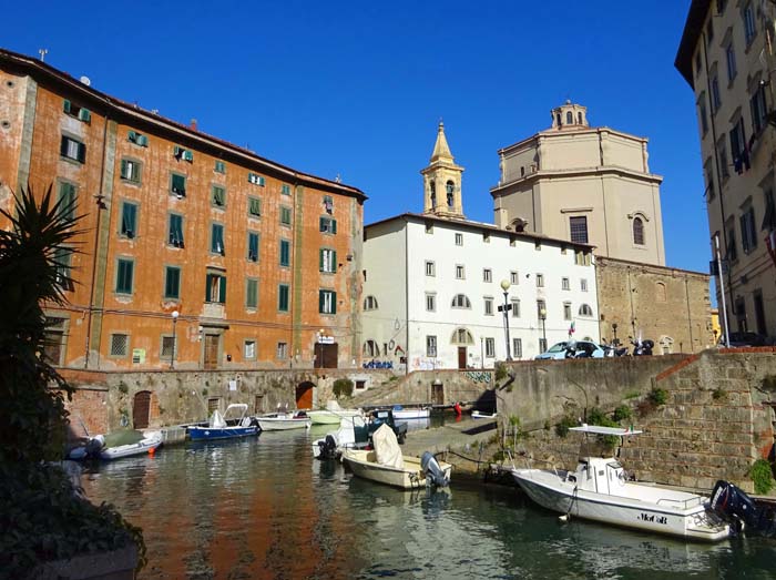 wenn man in Livorno, dem zweitgrößten Hafen Italiens, aufs Schiff wartet, sei es um nach Elba, Korsika, Sardinien oder Sizilien überzusetzen, sollte man auch einmal der Innenstadt einen Besuch abstatten: über den Kanälen des Viertels Venezia Nuova die achteckige Kirche Santa Caterina (18. Jh.)