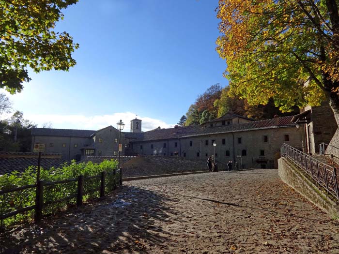 Ausgangspunkt der gemütlichen Bergwanderung ist ein berühmtes Pilgerziel - das Franziskanerkloster La Verna ca. 40 km nördlich von Arezzo