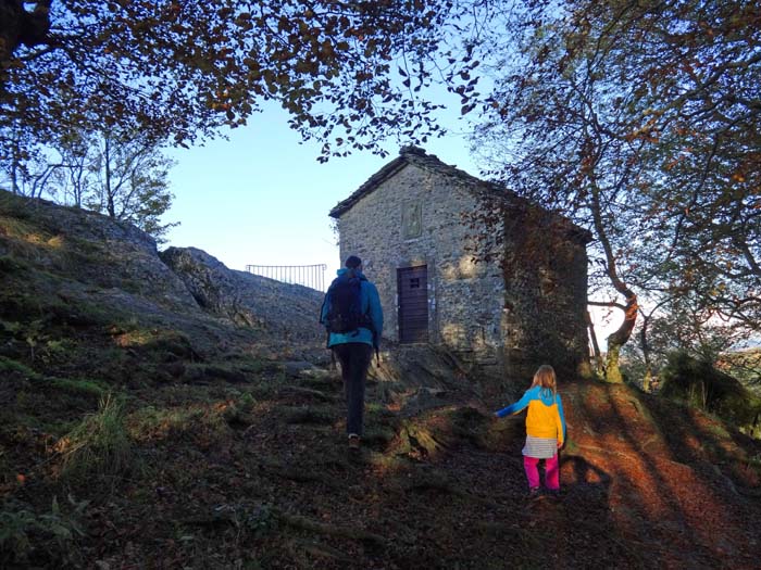 ... folgt alsbald der Gipfel mit seiner kleinen Kapelle