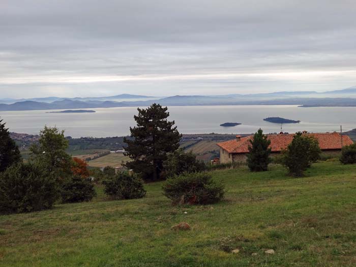 unser Weiterweg führt uns über den Trasimenischen See, an dessen Nordufer im 2. Punischen Krieg im Jahr 217 v. Chr. Hannibal das Heer des römischen Konsuls Flaminus vernichtend schlug, ...