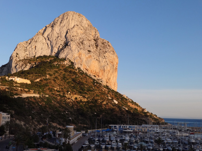 der Peñon de Ifach von der Stadt, vom Balkon des Hotel Porto Calpe, einem perfekten Ausgangspunkt für die Besteigung