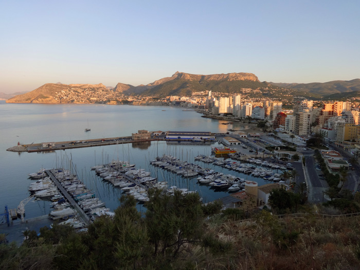 der Aufstieg beginnt direkt über dem Hafen von Calpe