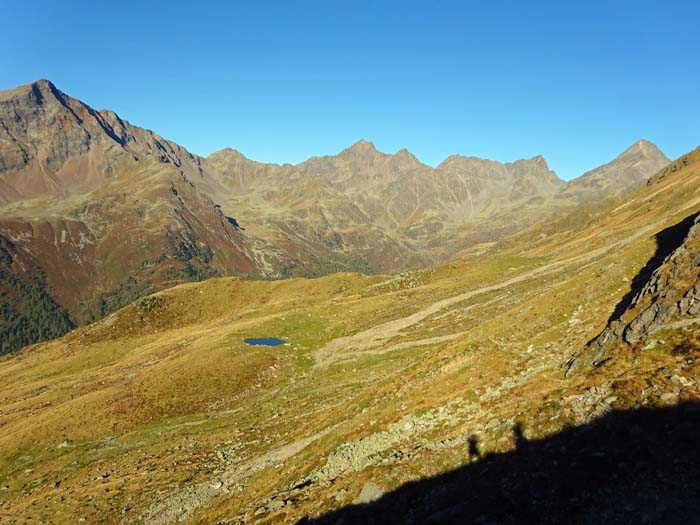 Blick übers Gaimberger Feld nach NW auf den Hochschober (Mitte)                               