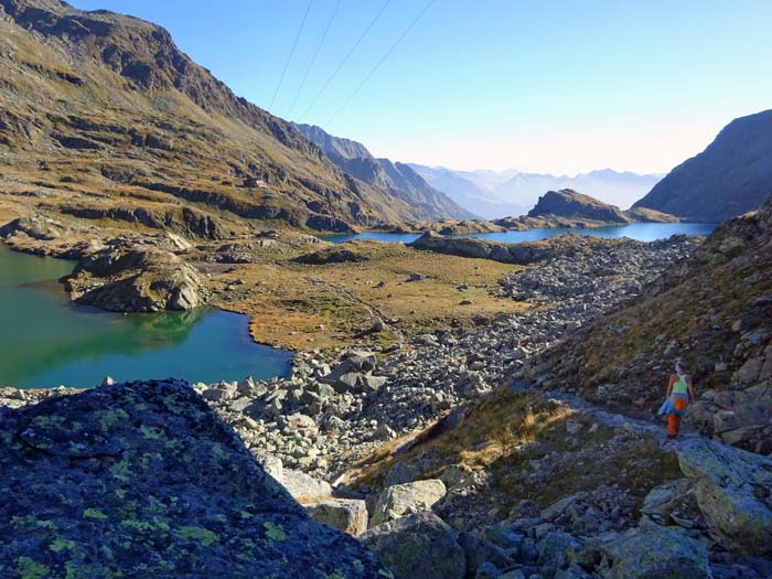 ... und dahinter der Wangenitzsee; der kurze Klettersteig verläuft hinter dem niedrigen Felswall in Bildmitte, links oben die Wangenitzseehütte