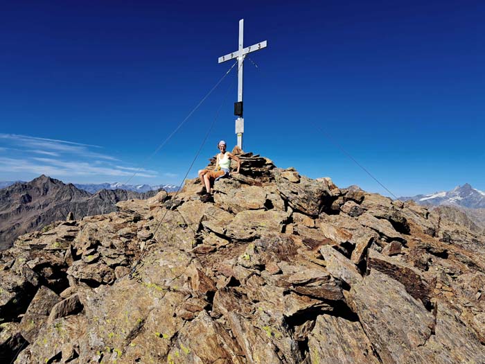 am Gipfelkreuz, eingerahmt von Hochschober und Großglockner