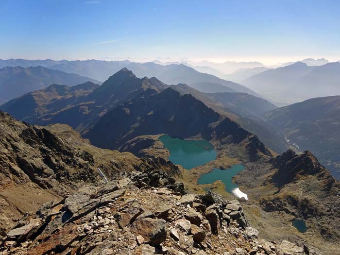 im SO unsere Seen mit Seichenspitzkamm, Kreuzeckgruppe, Karnischer Hauptkamm und ganz hinten Julische Alpen                               