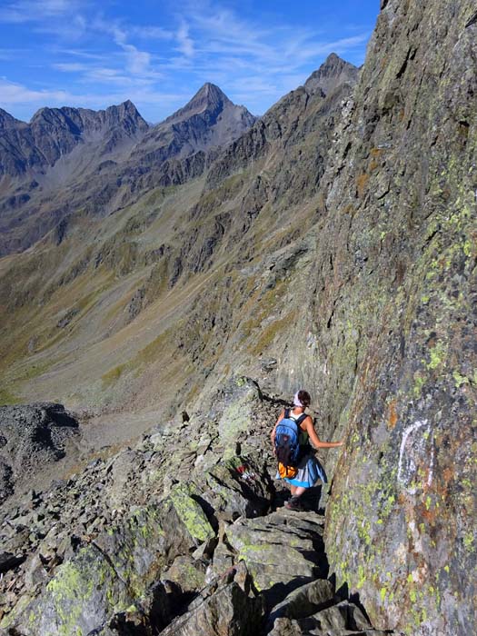 eine Steintreppe führt jenseits der Wand entlang abwärts