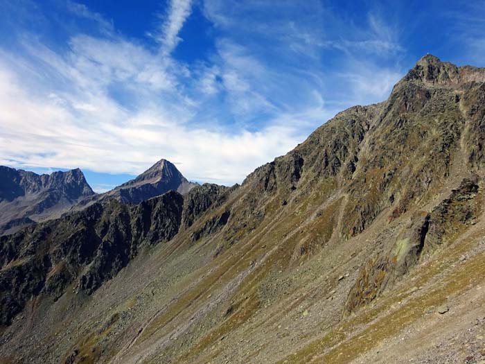 rechts oben der Keeskopf, 3081 m, relativ leicht ersteigbar über die Niedere Gradenscharte ...                             