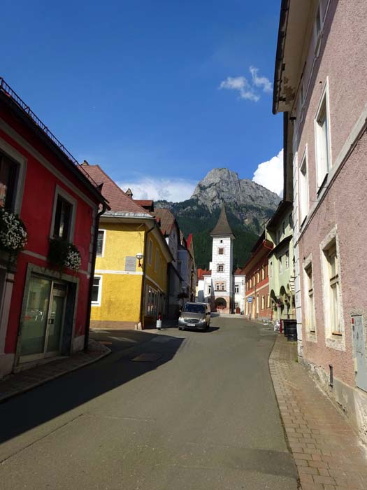 weithin sichtbar thront der Pfaffenstein über der urkundlich erstmals 1230 erwähnten Altstadt von Eisenerz