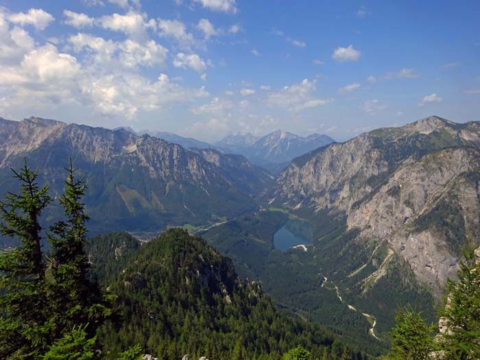 vom „Seeblick“ sieht man tief ins Gesäuse bis hin zu Hochtor und Buchstein, durch die Wände über dem Leopoldsteiner See der dritte Eisenweg in der Runde: „Kaiser-Franz-Joseph“ mit der Extremzugabe des „Rossloch“