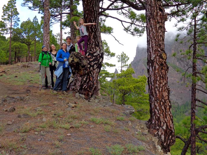 der Kammweg führt parallel oberhalb der Cumbrecita-Zufahrt bis auf 1603 m; mit von der Partie Verena, Angela und Dietmar sowie Ronjas neue Freundin Daria