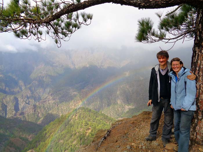 zurück am Roque de los Cuervos; Ulli mit Dietmar und einem der - bei dieser Wetterlage fast permanent anzutreffenden - Regenbögen