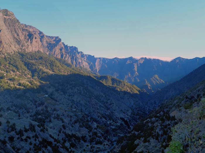 die einzige Zufahrt zum Grund der Caldera de Taburiente führt von Los Llanos über den Lomo de los Caballos hinunter in den Schluchtgrund des Barranco de las Angustias und links hinauf bis knapp an den Fuß der Kraterwände beim Mirador Los Brecitos; da dort oben Parkverbot für private Fahrzeuge besteht, stehen im Schluchtgrund ständig Taxis bereit - so wird eine genussvolle Bergabwanderung ins Herz der Caldera und zurück in den Barranco ermöglicht