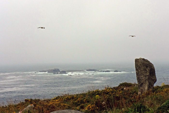 gleich dahinter die Punta Burro; die scharfen vorgelagerten Felsriffs unterscheiden sich kaum von denen der verrufenen Costa da Morte hinterm Kap Finisterra, nur 25 km weiter nordwestlich