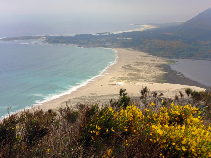 nördlich anschließend die Praia de Louro und Praia de Laniño