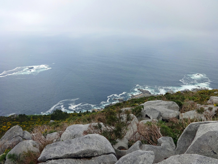 ... auf den Pico da Garita; unter uns die Punta Burro, die Bewölkung vereitelt heute die Sicht aufs Kap Finisterre, dem eigentlichen Endpunkt des Jakobsweges