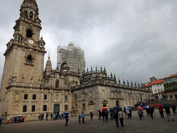 die berühmte Kathedrale von Santiago de Compostela; das über alle Maßen begehrte Pilgerziel zeigt sich uns nicht nur vom Wetter getrübt und gezeichnet vom Tourismus; wir haben das Gefühl, auf dem Berg Gott näher gewesen zu sein